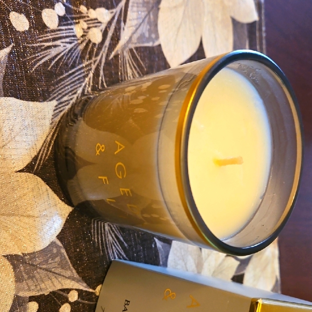 Banana Republic Aged Oak & Flint Candle